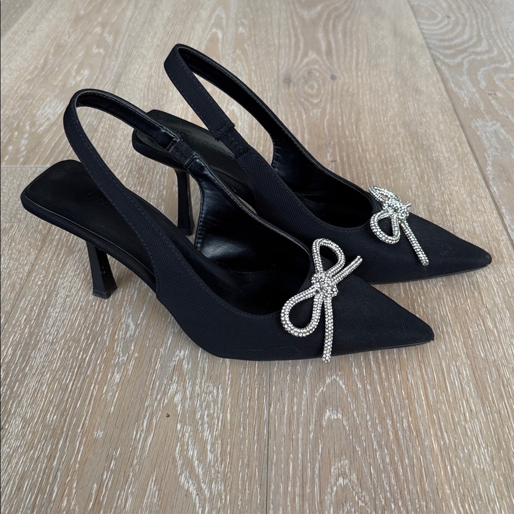 Cuccoo Black Pointed Heels with Crystal Bow - Picture 2 of 7